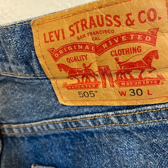 Levi’s 505 Dark Denim Distressed Shorts Size 30” Waist - Picture 7 of 9